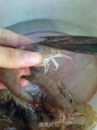 白灼虾的做法步骤：1