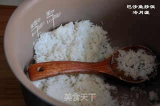 简单美味的巴沙鱼炒饭的做法步骤:3