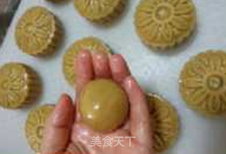传统五仁月饼的做法步骤:12