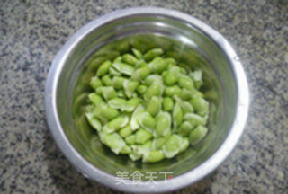 咸五花肉茭白炒毛豆的做法步骤:2