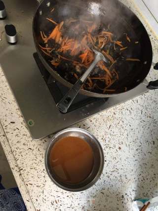 鱼香肉丝的做法步骤:3