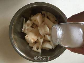 莲藕棒骨汤的做法步骤:2