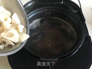 莲藕棒骨汤的做法步骤:5