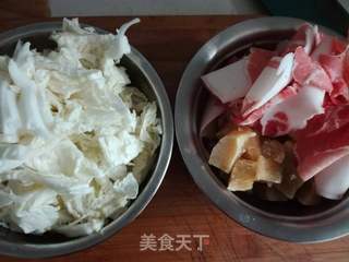 白菜炖粉条冻豆腐的做法步骤:2