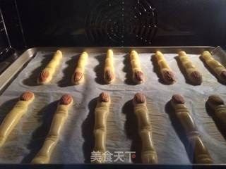 万圣节恐怖女巫手指的做法步骤:9