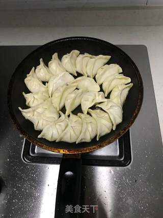 生煎饺子的做法步骤：1