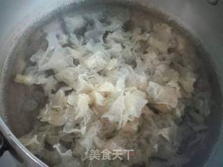 秋季滋阴润肺:凉拌银耳的做法步骤:2