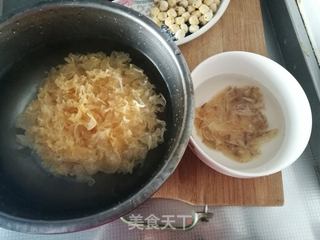 银耳百合莲子羹的做法步骤:2