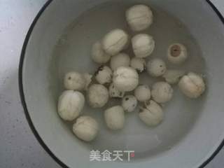 秋季滋阴润肺:银耳百合莲子羹的做法步骤:2