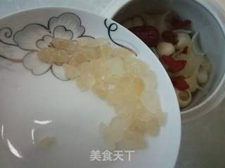 秋季滋阴润肺:银耳百合莲子羹的做法步骤:6