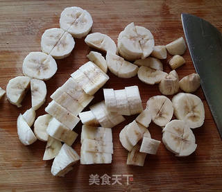 香蕉奶昔的做法步骤:2