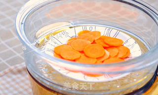 胡萝卜莲藕鸡块 的做法步骤:2