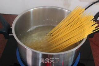茄汁金针菇炒意面的做法步骤:3