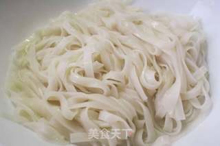 健康西式鸡胸肉炒河粉的做法步骤:2
