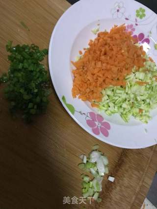 西葫芦胡萝卜蛋炒饭的做法步骤:2