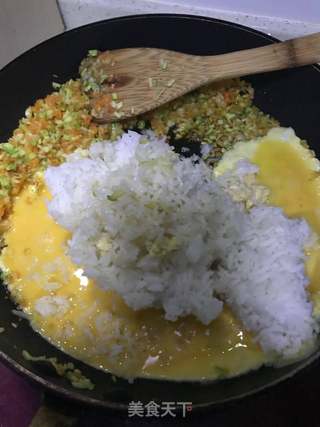 西葫芦胡萝卜蛋炒饭的做法步骤:6