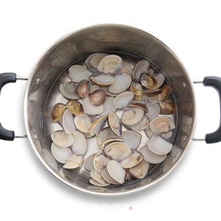 快手好鲜味——蒜蓉粉丝蒸贵妃贝的做法步骤:2