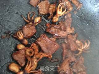 梅花肉烧八爪鱼的做法步骤:11