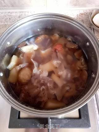 秋季滋阴润肺:红枣银耳秋梨羹的做法步骤：5