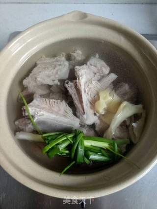 秋季润肺~莲藕排骨汤的做法步骤:5