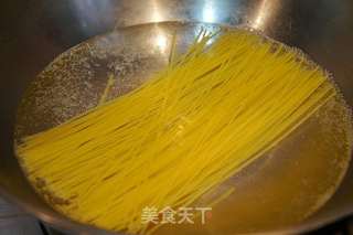 番茄虾仁意面配秋葵绿胡椒粉的做法步骤:2