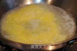 番茄虾仁意面配秋葵绿胡椒粉的做法步骤:3