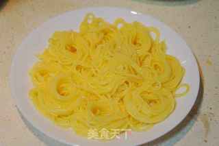 番茄虾仁意面配秋葵绿胡椒粉的做法步骤:7
