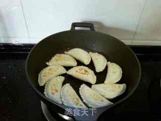 香菇韭菜煎饺子的做法步骤:16