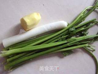 猪肉芹菜煎饺的做法步骤：1