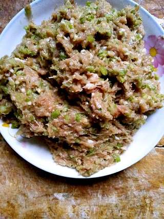 猪肉芹菜煎饺的做法步骤:4