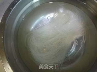 炝拌粉丝绿豆芽的做法步骤:2
