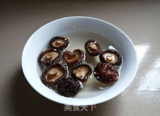 香菇鸡肉焖饭的做法步骤：1