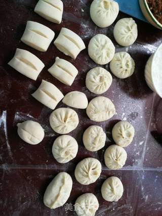 红萝卜粉丝肉包的做法步骤：3