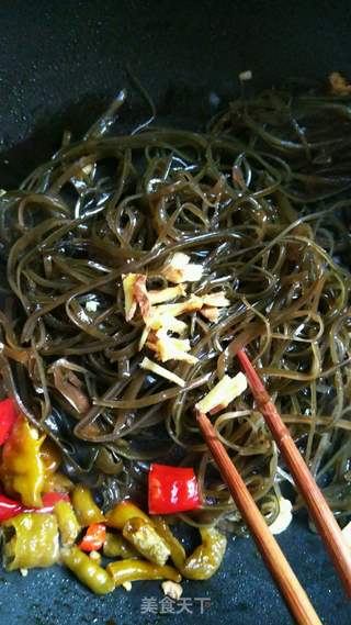 酸辣椒炒海带丝的做法步骤:4