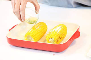 吃腻了烤肉可以试试烤玉米的做法步骤:3