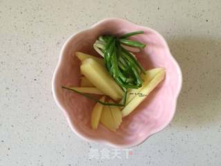 蟹味菇鲫鱼汤的做法步骤：3