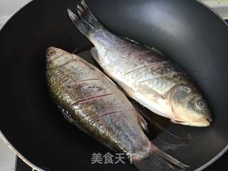 蟹味菇鲫鱼汤的做法步骤：6