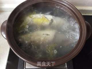 蟹味菇鲫鱼汤的做法步骤：10