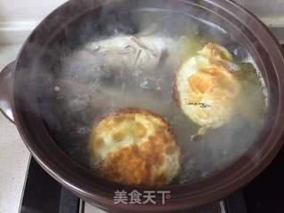 蟹味菇鲫鱼汤的做法步骤:11