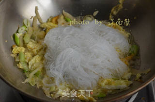 鸡蛋酸菜炒粉丝的做法步骤:9