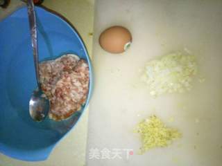 红烧狮子头的做法步骤：1