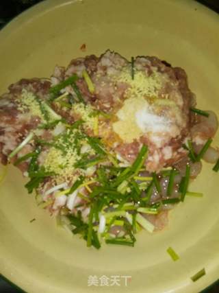虾肉水饺的做法步骤:2