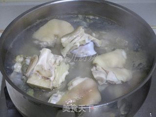 果酒冰糖猪蹄的做法步骤:2