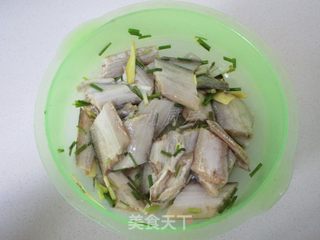干煎爆腌带鱼的做法步骤:3