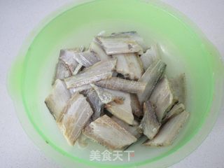 干煎爆腌带鱼的做法步骤:4
