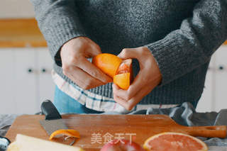瘦身排毒西柚菠萝苹果汁的做法步骤:2