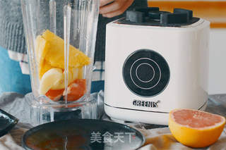 瘦身排毒西柚菠萝苹果汁的做法步骤:4