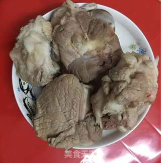 滋补阿胶白鸽猪骨汤的做法步骤:4