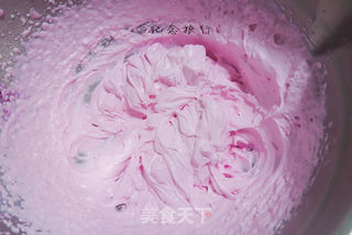 火龙果蛋糕卷的做法步骤:17