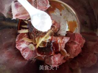 锡纸把骨的做法步骤:2